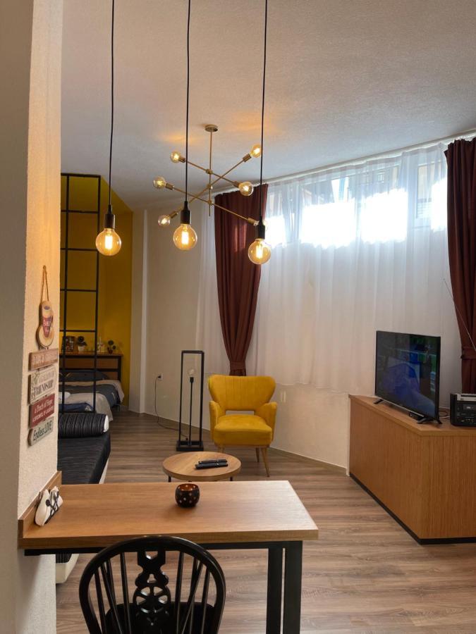 Ora-Prn, Studio Apartment In The City Centre Pristina Exterior foto